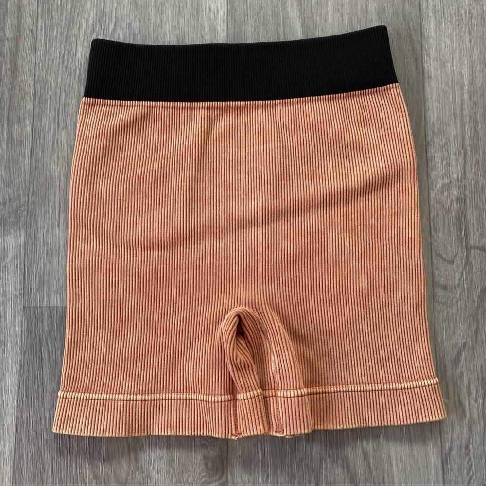 New Mineral Washed Ribbed Seamless High Rise Shorts in Ash Rose